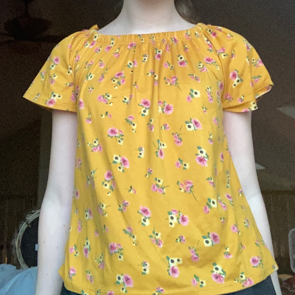 A cute cropped mustard yellow Flower top!